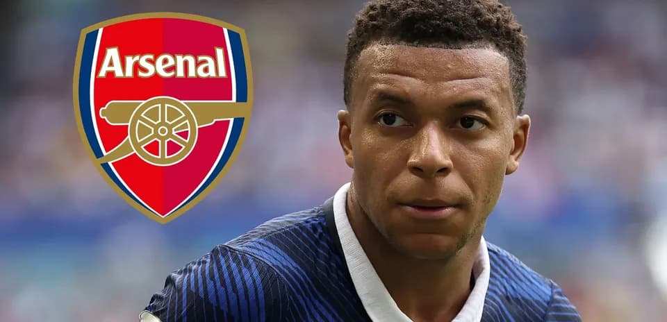 Futbolçu Arsenal logosu ilə yanaşı görünür