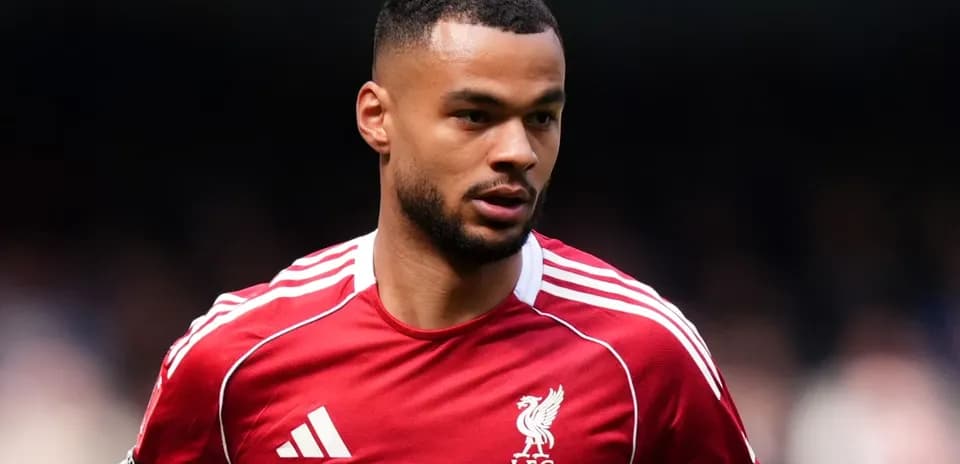 Futbolçu Liverpool formasında sahədə hərəkət edir
