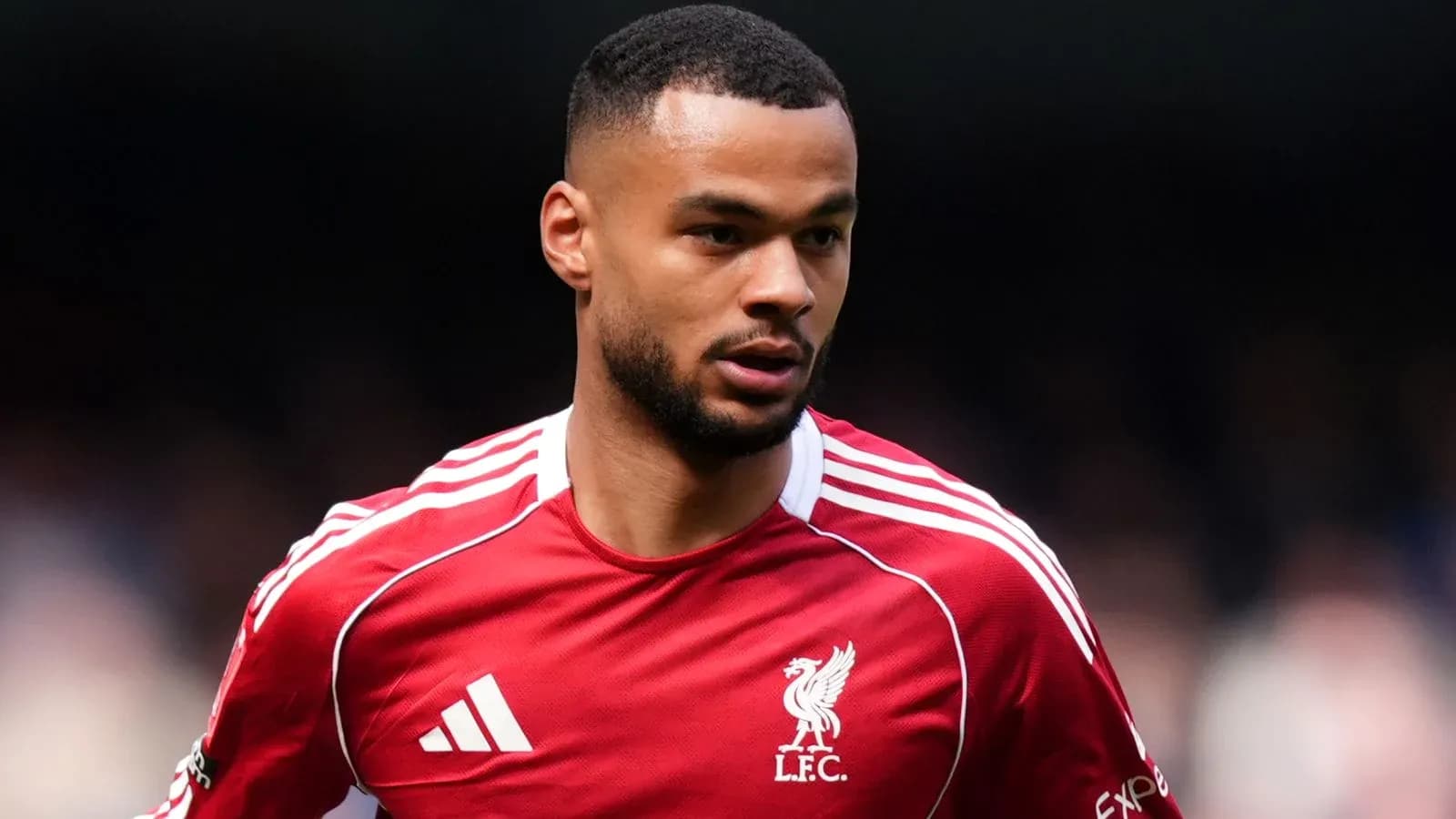 Futbolçu Liverpool formasında sahədə hərəkət edir