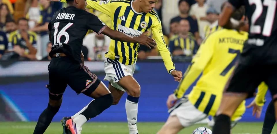 Fenerbahçe və Lyon arasında top mübarizəsi