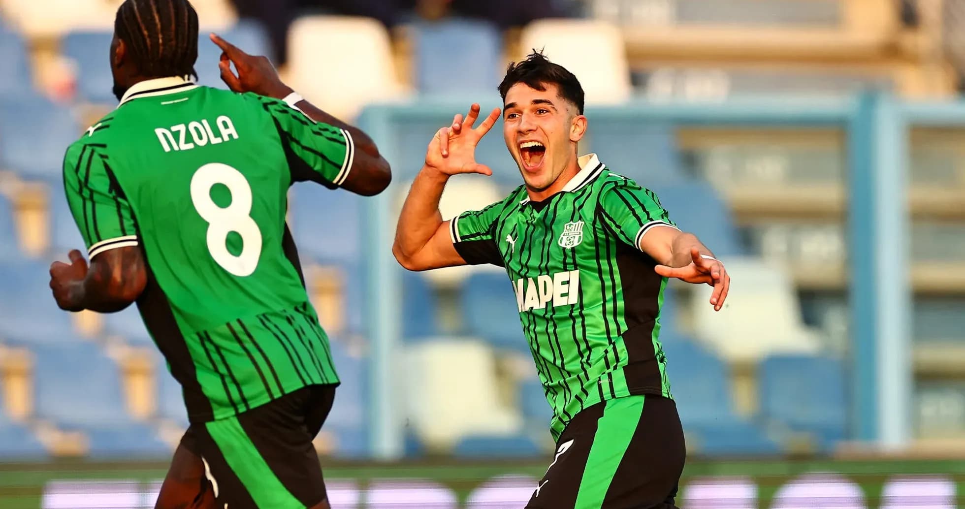 Sassuolo oyunçuları qol sevincini paylaşır