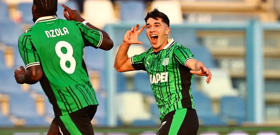Sassuolo oyunçuları qol sevincini paylaşır