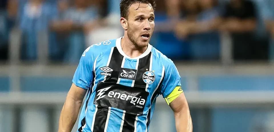 Futbolçu Gremio formasında sahədə oynayır