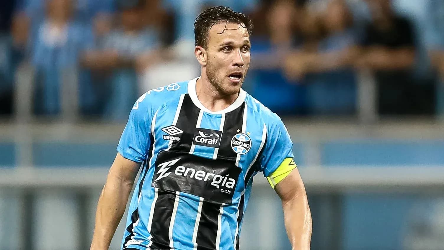 Futbolçu Gremio formasında sahədə oynayır