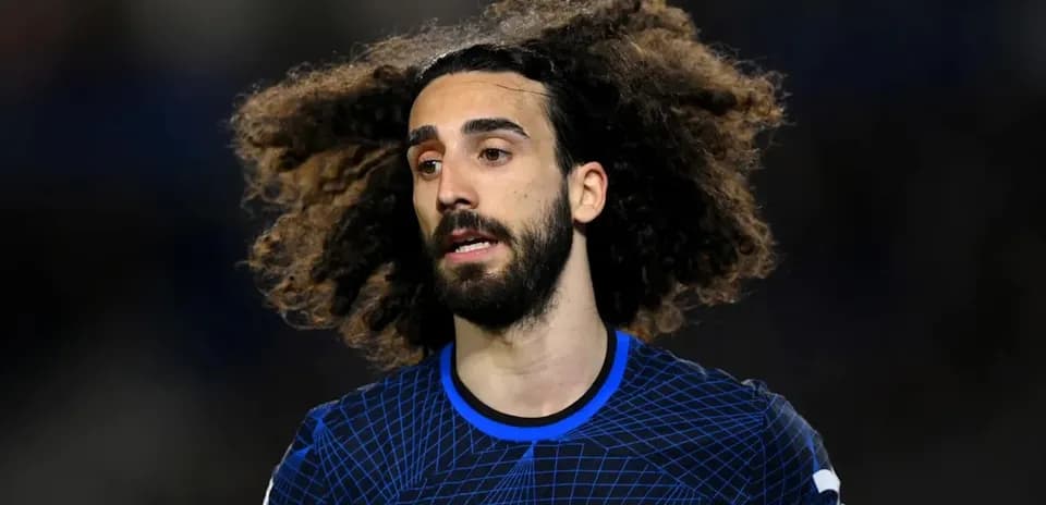 Futbolçu Chelsea formasında sahədə danışır