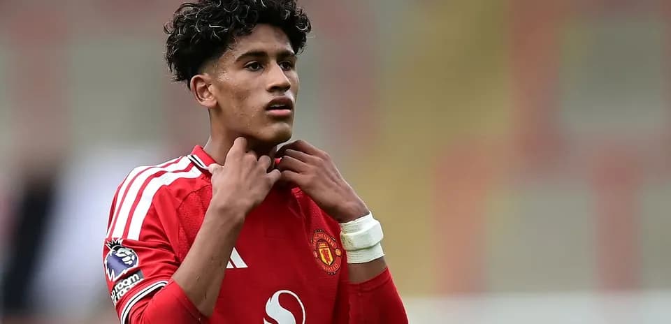 Gənc futbolçu Manchester United formasında durub