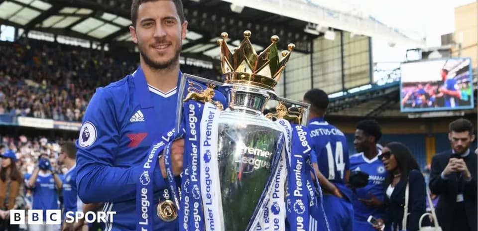 Futbolçu Premier Liqa kubokunu qaldırır