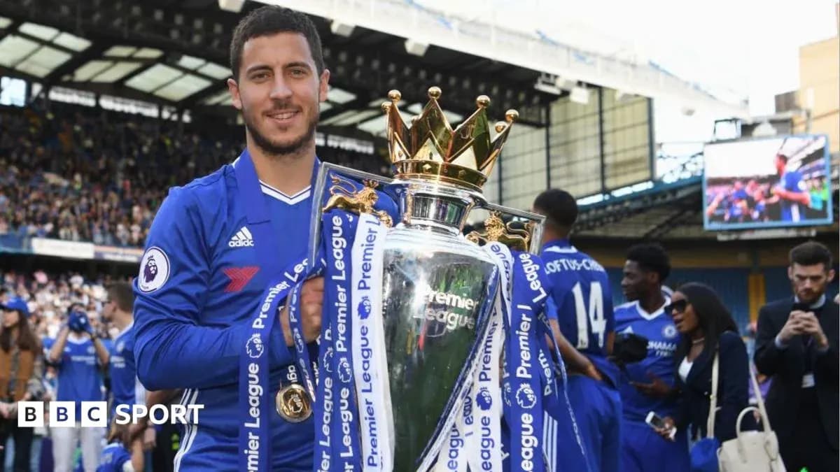 Futbolçu Premier Liqa kubokunu qaldırır