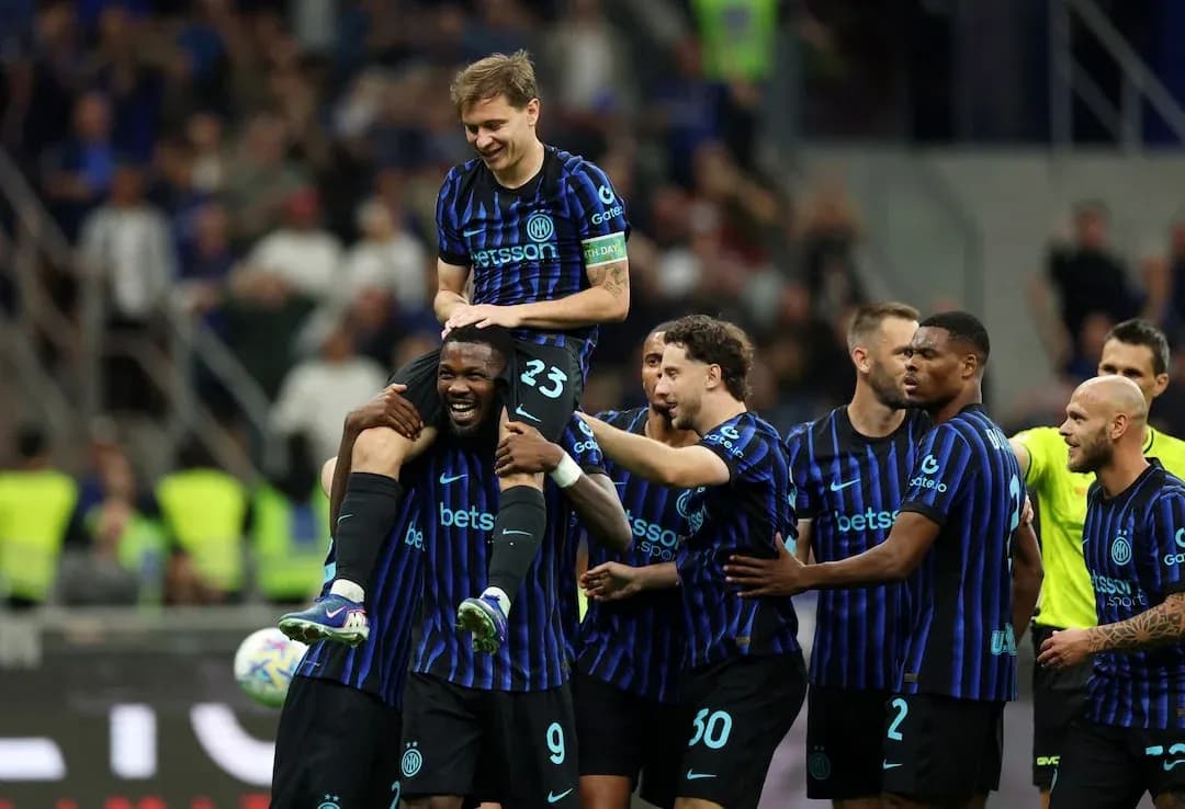 Inter oyunçuları qələbə qeyd edirlər