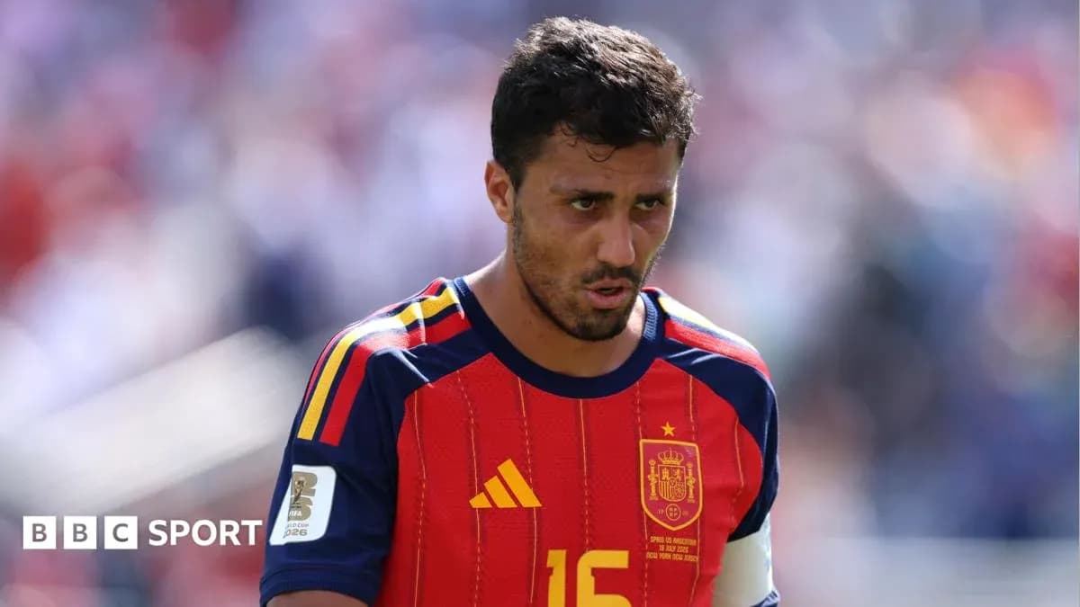 İspaniya futbolçusu oyun zamanı meydanda