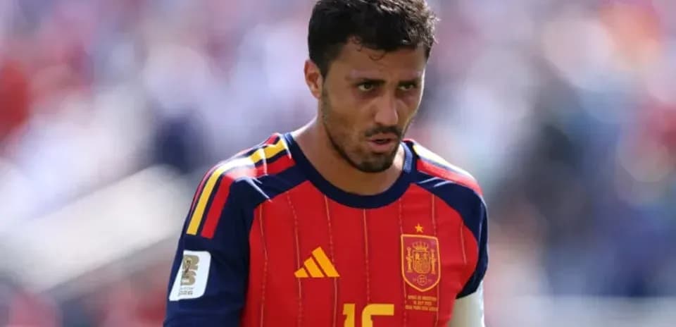 İspaniya futbolçusu oyunda diqqətli görünür