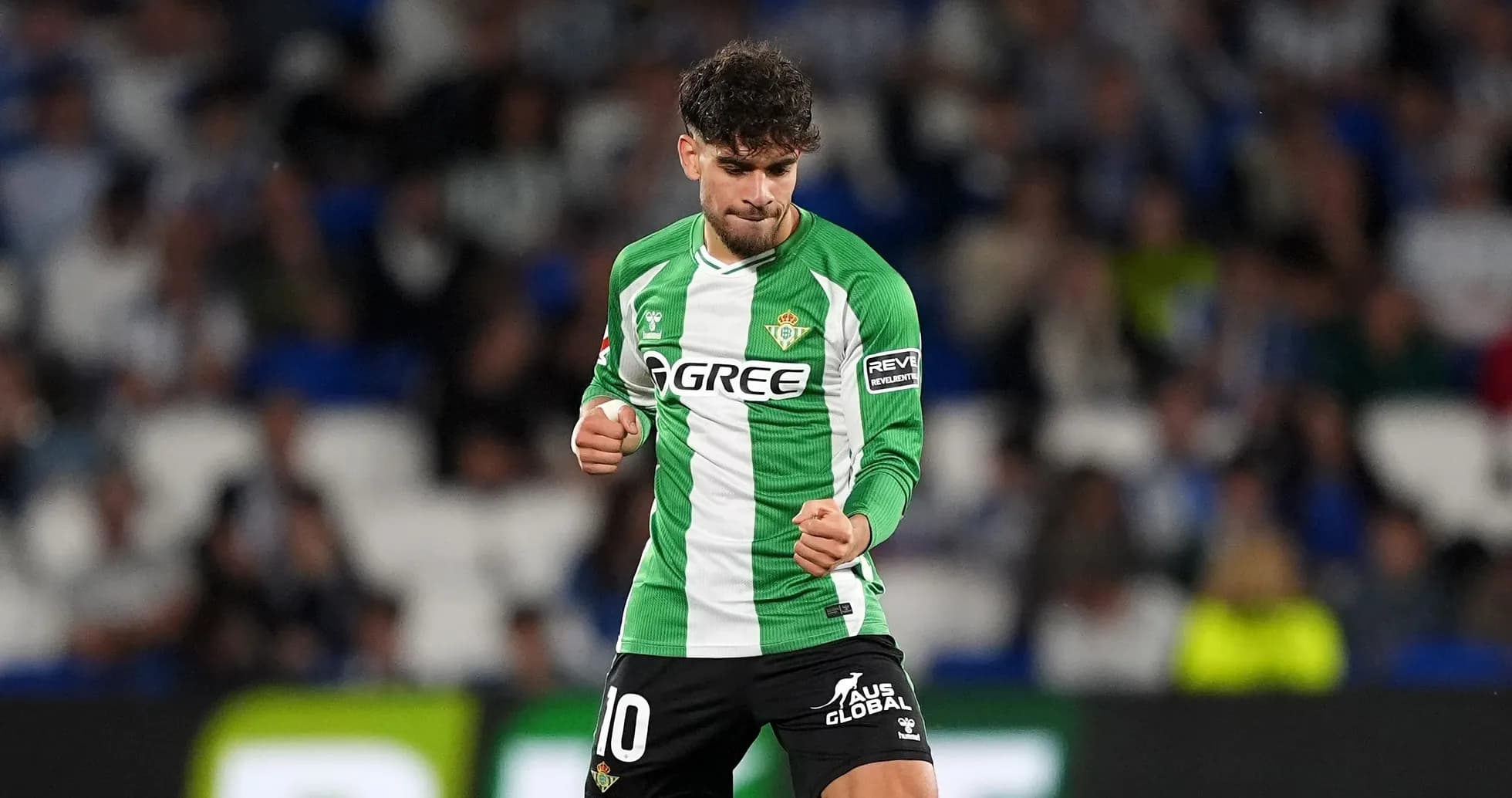 Futbolçu sevinclə qol qeyd edir, Real Betis formasıda