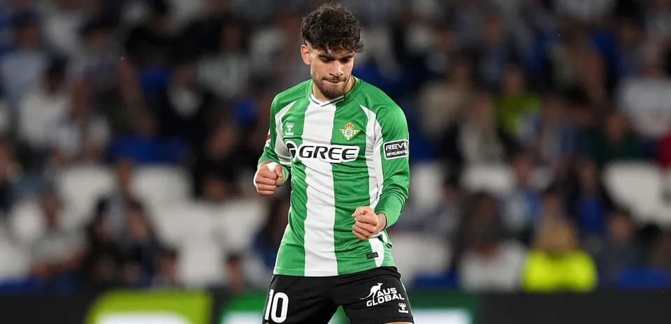 Futbolçu sevinclə qol qeyd edir, Real Betis formasıda