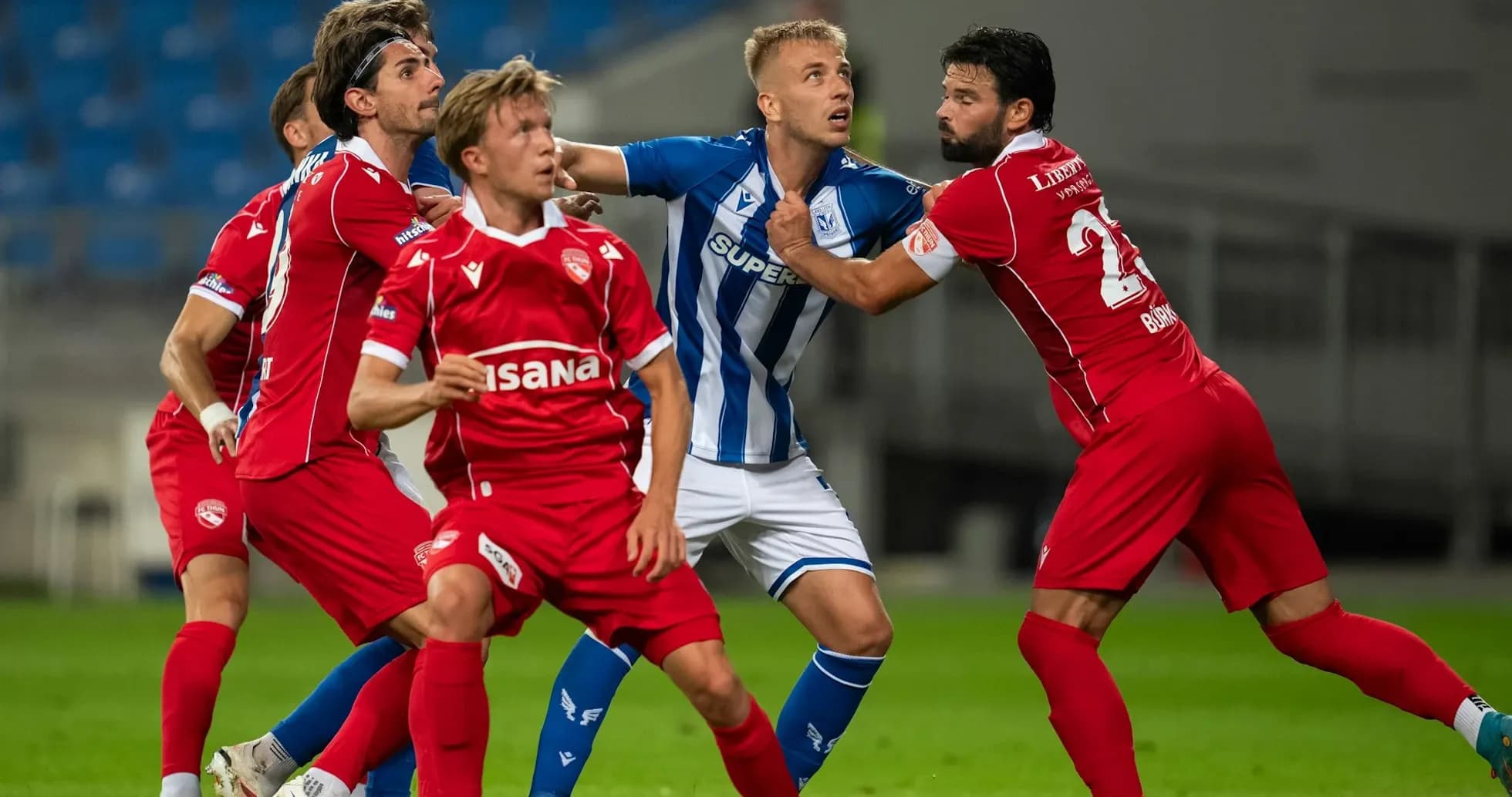 Lech Poznan və FC Thun oyunçuları mübarizə aparır