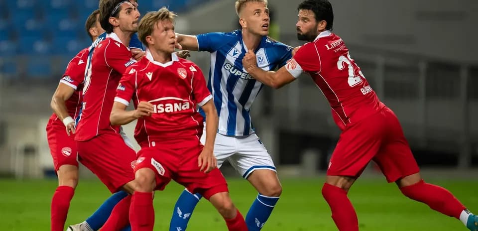 Lech Poznan və FC Thun oyunçuları mübarizə aparır