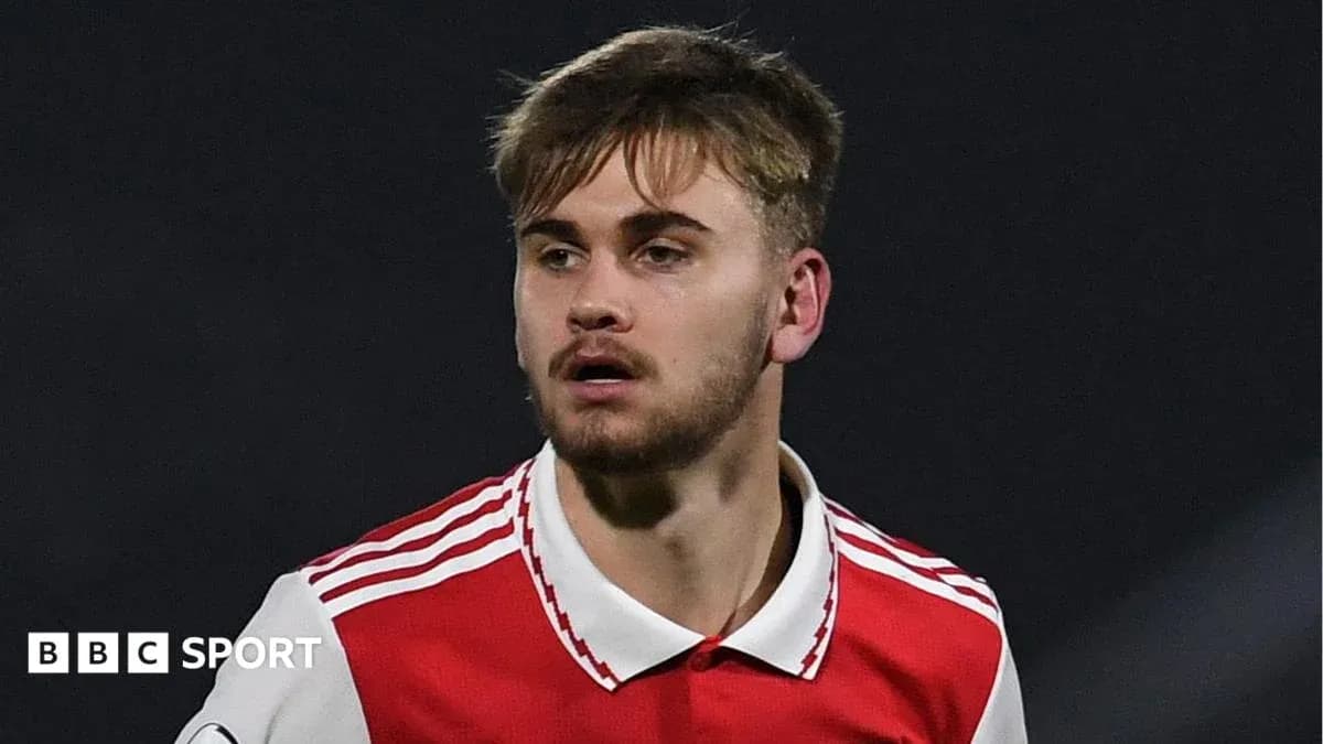 Futbolçu meydanda oyun zamanı diqqətlə baxır