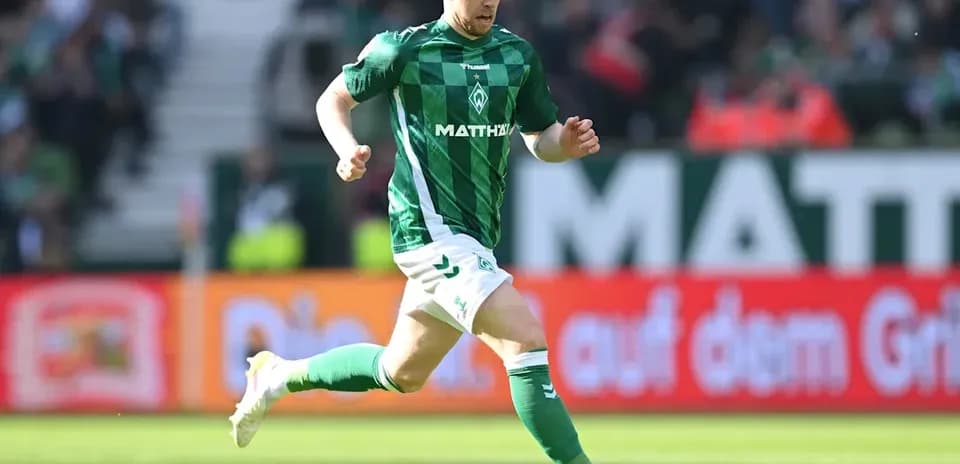 Futbolçu topu sürərək irəliləyir