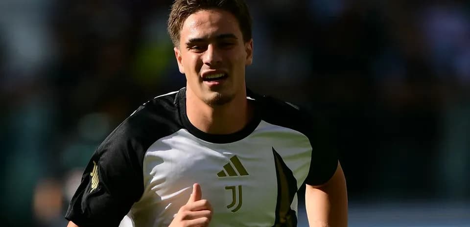 Futbolçu Juventus forması ilə məşq edir