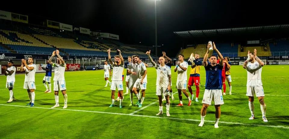Slovan Bratislava oyunçuları azarkeşləri alqışlayır