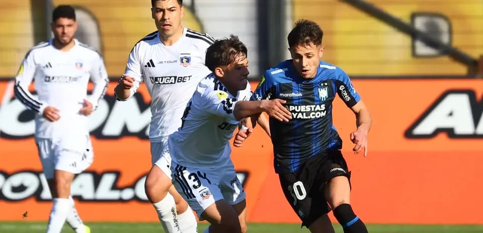 Huachipato və Colo Colo matçında oyunçular mübarizə aparır