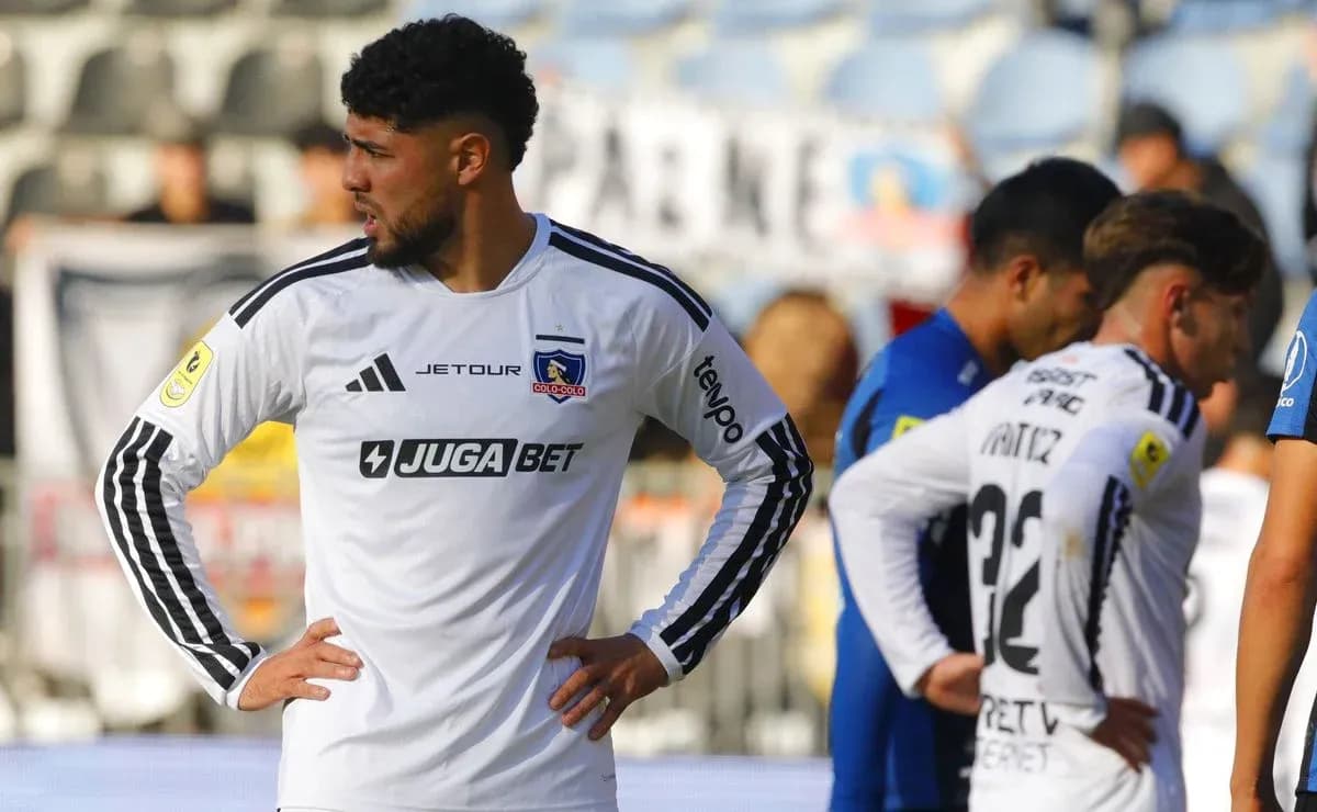 Colo Colo futbolçusu oyunda düşüncəli görünür