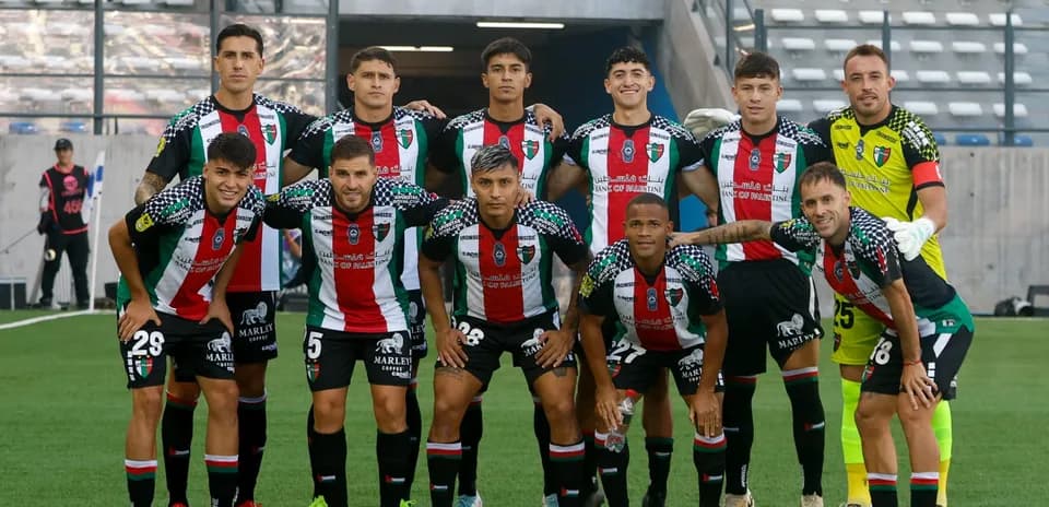 Palestino futbol komandası poz verərkən