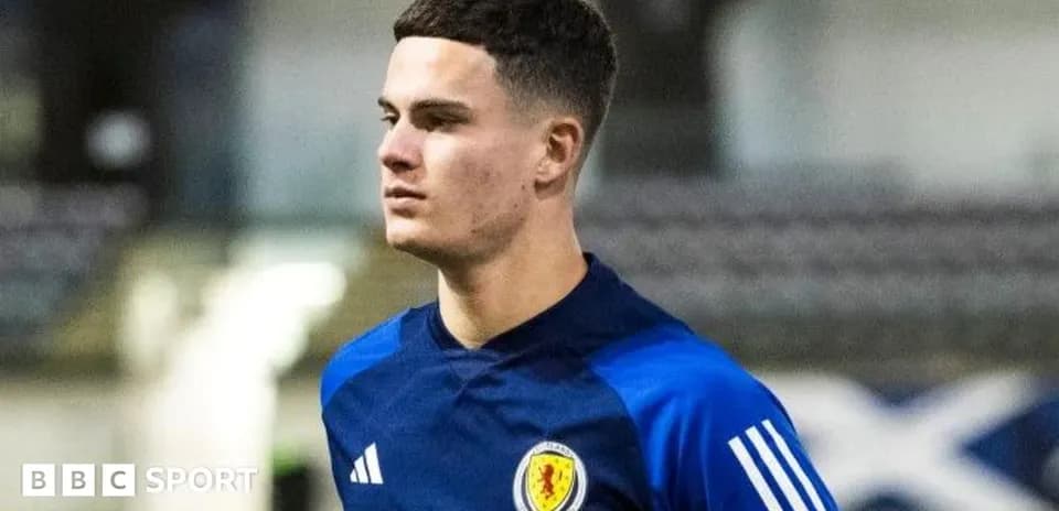 Futbolçu mavi forma ilə məşq zamanı