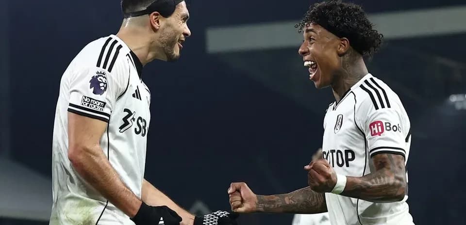 Fulham futbolçuları sevincini paylaşır