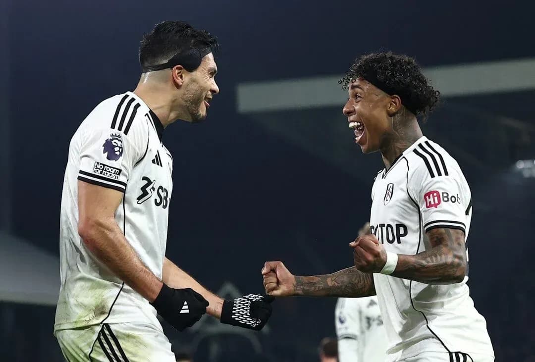 Fulham futbolçuları sevincini paylaşır