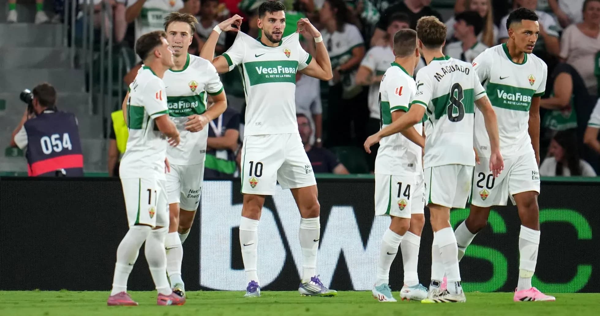 Elçenin futbolçuları qol sevincini qeyd edir