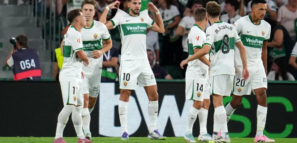 Elçenin futbolçuları qol sevincini qeyd edir