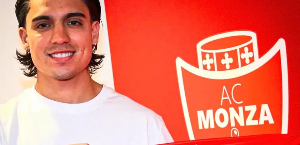 New player holding AC Monza scarf in signing event