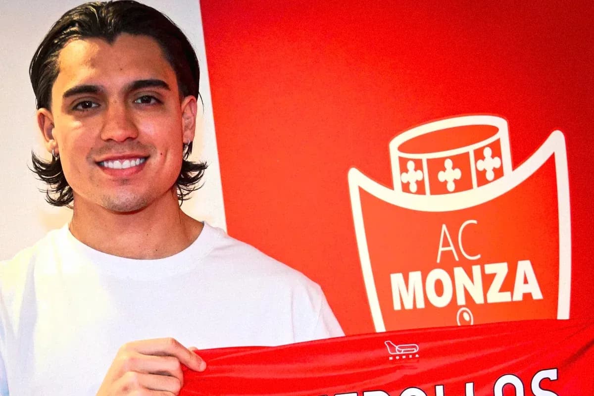 New player holding AC Monza scarf in signing event
