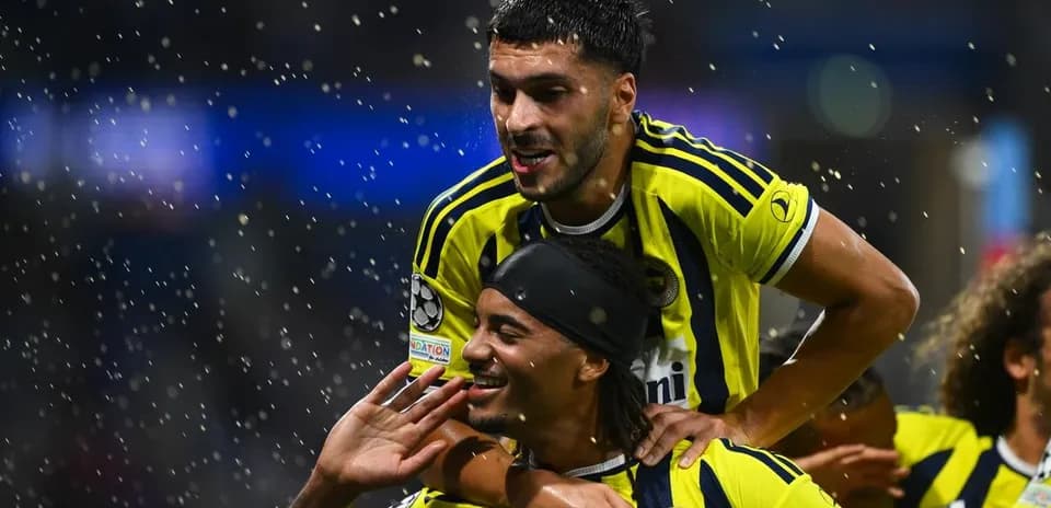 Fenerbahçe oyunçuları sevinir