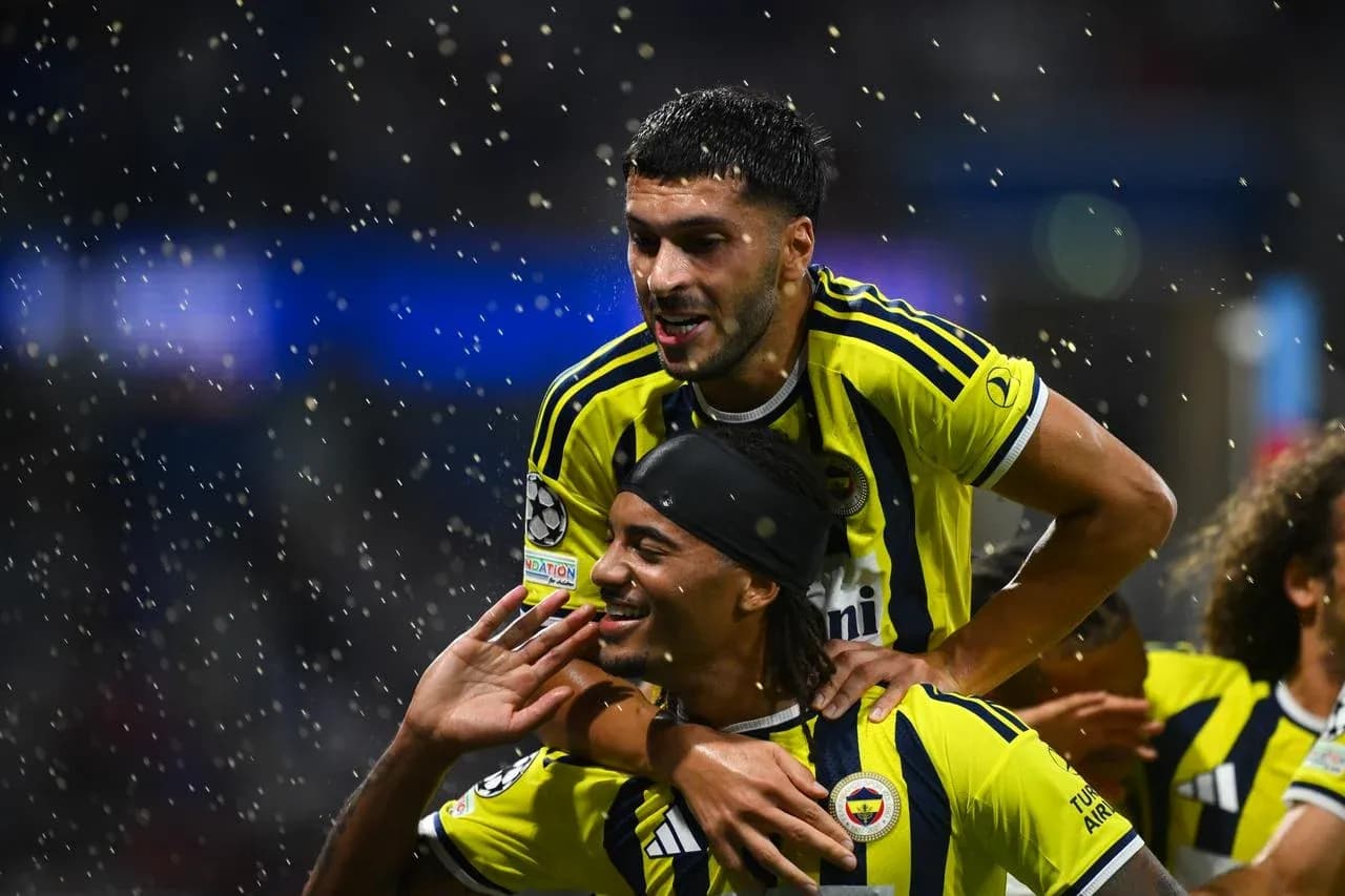 Fenerbahçe oyunçuları sevinir