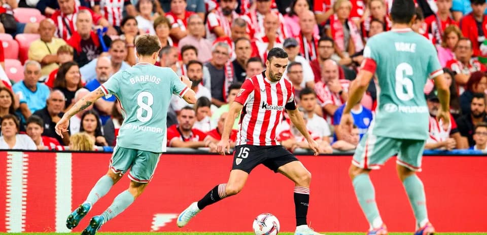 Atletico Madrid və Athletic Club oyununda futbolçular
