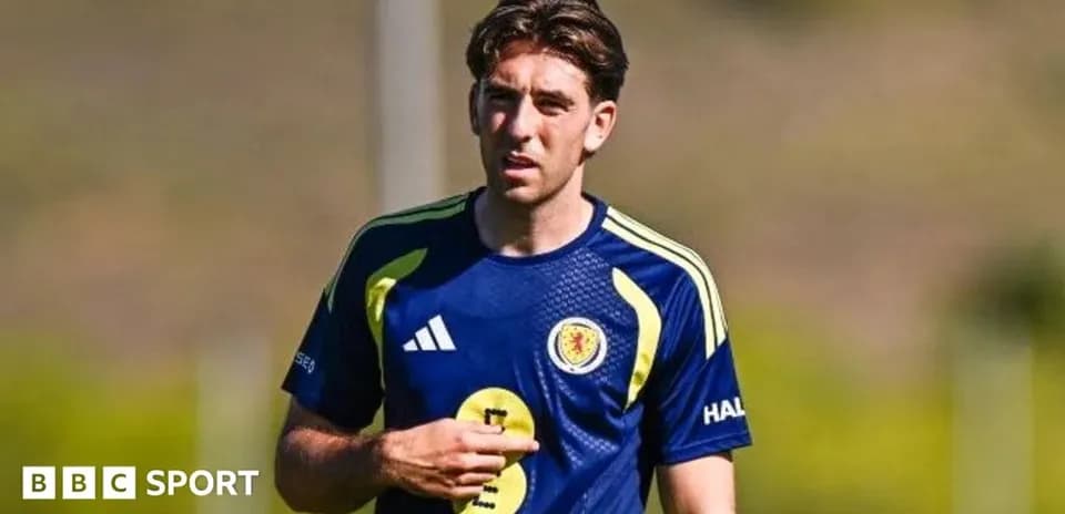 Futbolçu məşq zamanı formanı düzəldir