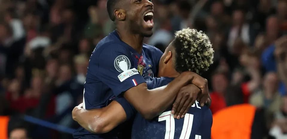 PSG futbolçuları sevinir