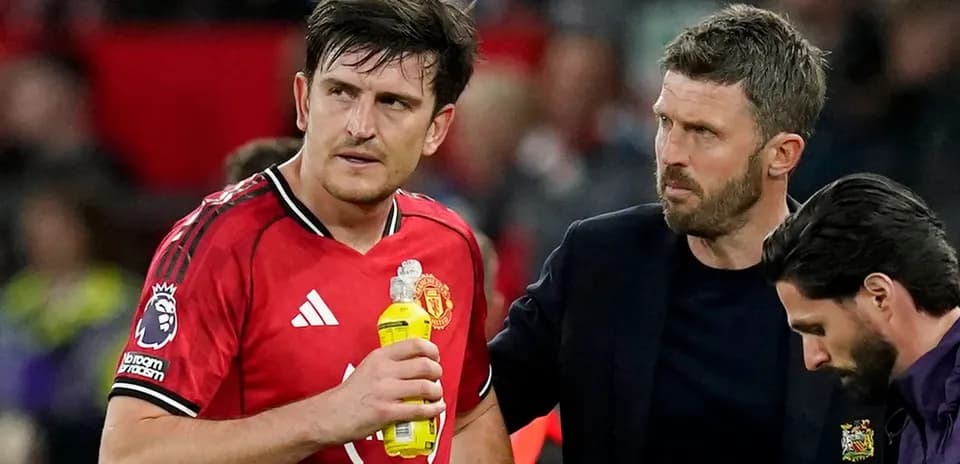 Futbolçunun məşqçi ilə müzakirə etdiyi an