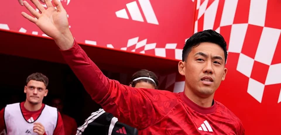 Futbolçu girişdə əl sallayır, Liverpool formasında