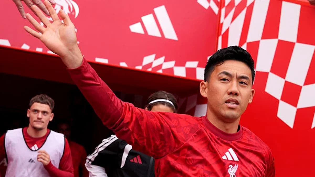 Futbolçu girişdə əl sallayır, Liverpool formasında