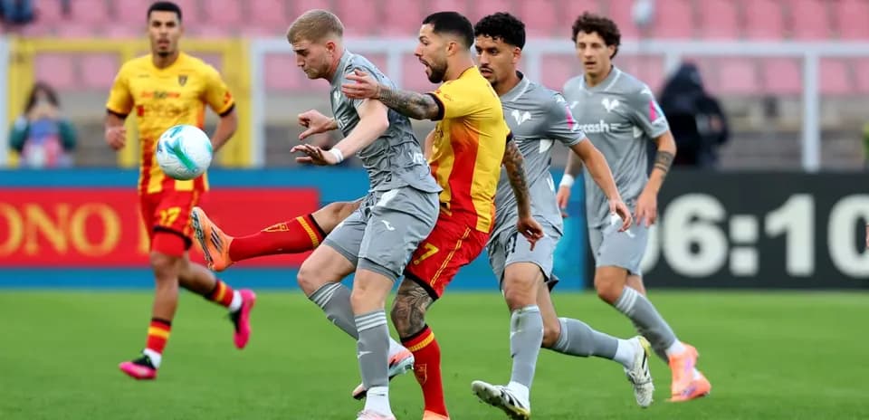 Hellas Verona və Lecce futbolçuları mübarizə aparır