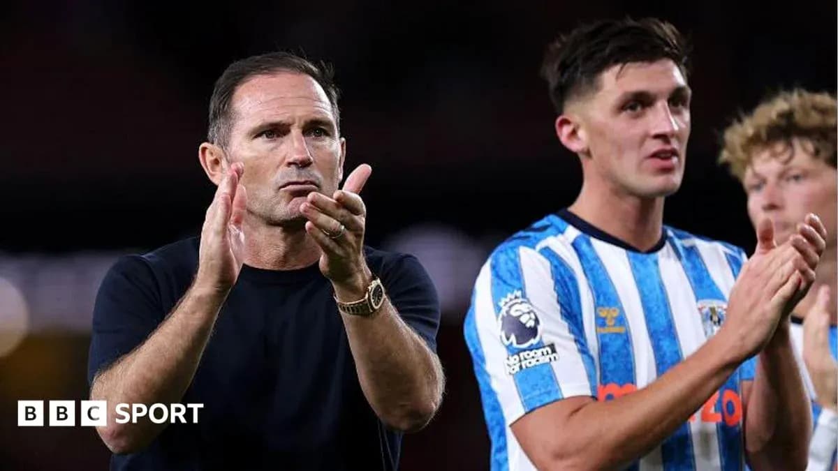 Frank Lampard and player applauding fans after match