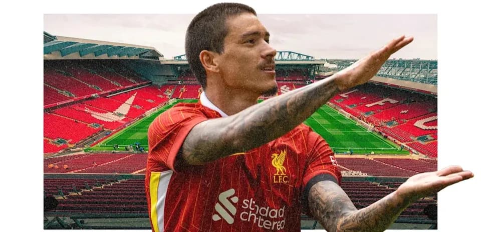 Futbolçu Anfield stadionunda jest edir
