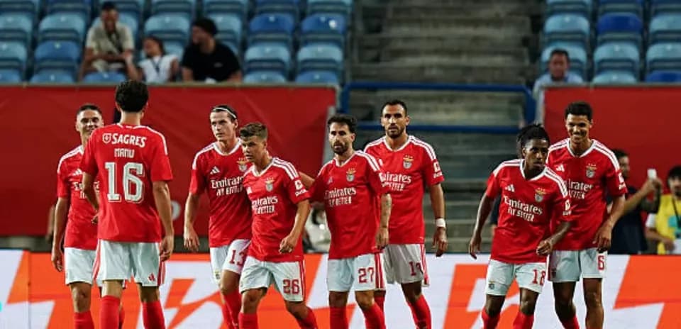 Benfica futbolçuları qollarını qeyd edir