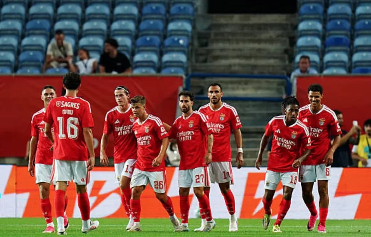 Benfica futbolçuları qollarını qeyd edir