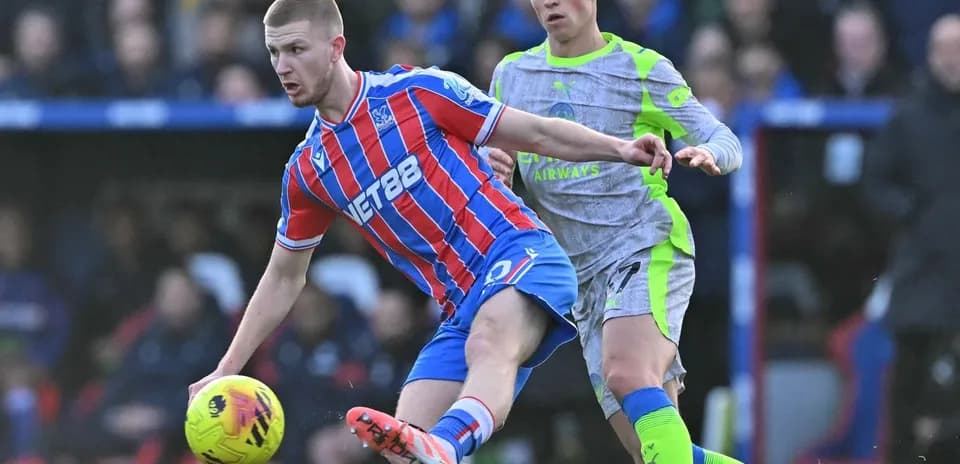 Crystal Palace oyunçusu topu idarə edir