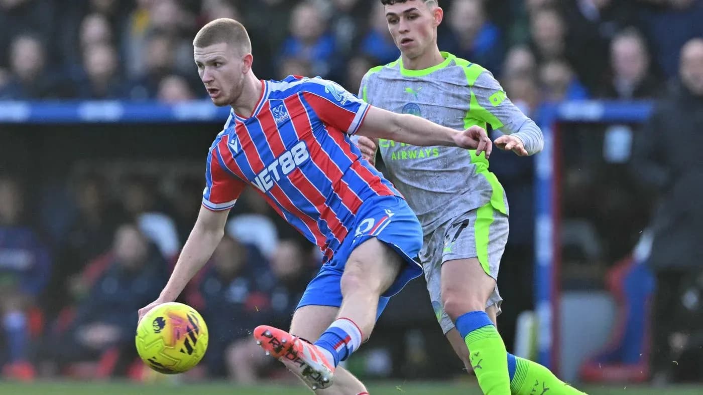 Crystal Palace oyunçusu topu idarə edir