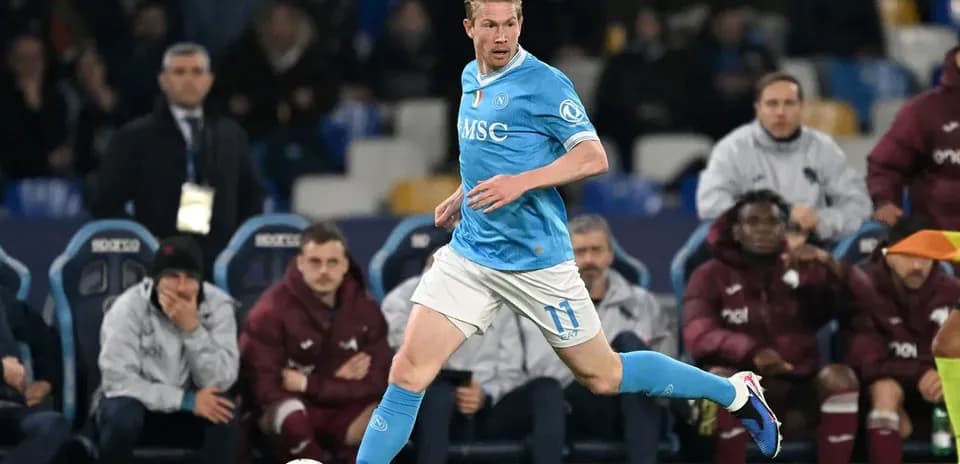 Futbolçu topu sürərək irəliləyir