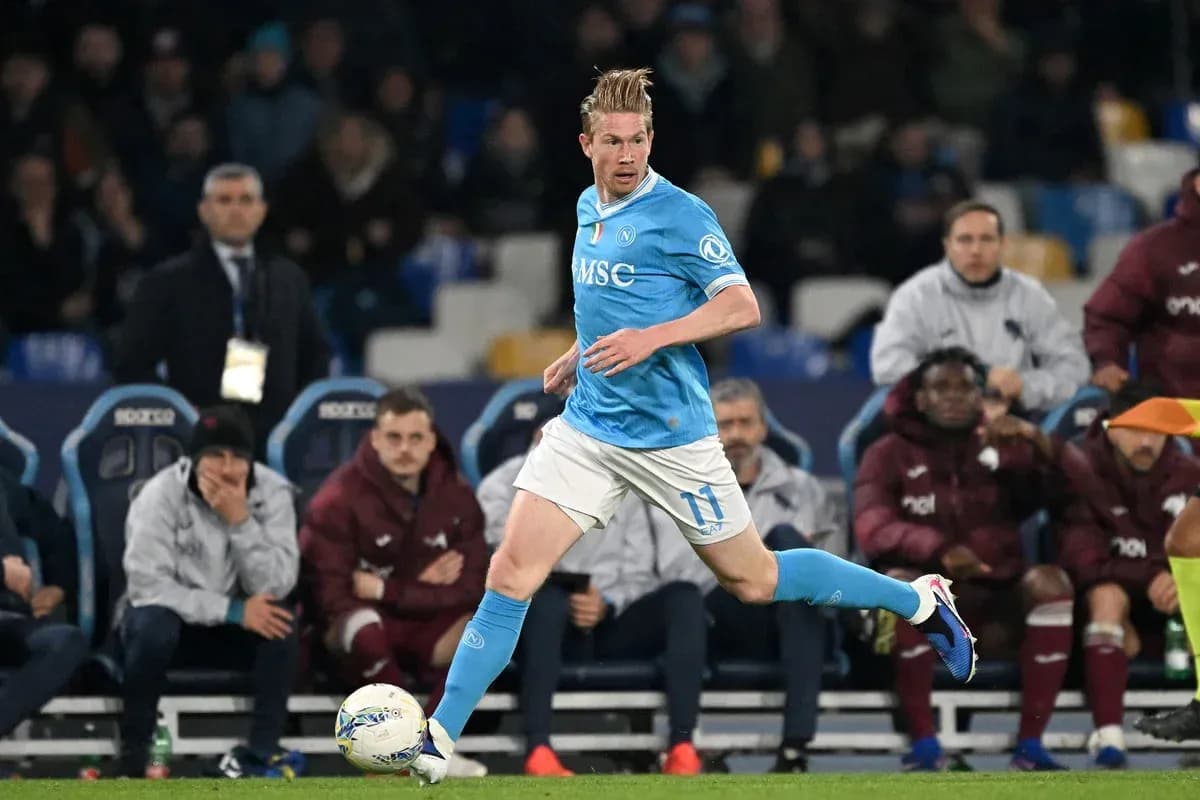 Futbolçu topu sürərək irəliləyir